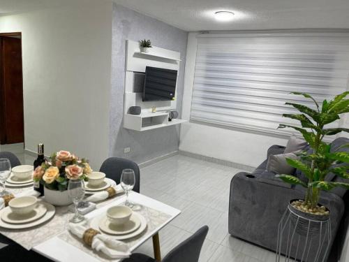 - un salon avec une table et un canapé dans l'établissement Apartamento céntrico en Cartagena, à Carthagène des Indes