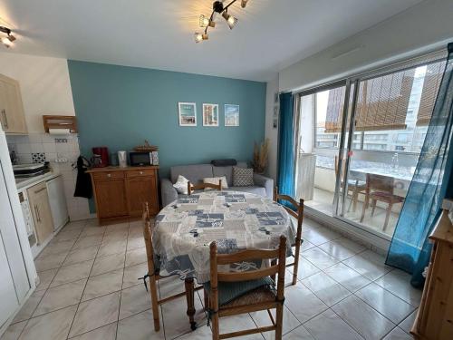 une cuisine et une salle à manger avec une table dans une pièce dans l'établissement Appartement 2 pièces, 5 couchages, parking privé, proche plage et commerces, Saint-Hilaire-de-Riez - FR-1-224C-287, à Saint-Hilaire-de-Riez