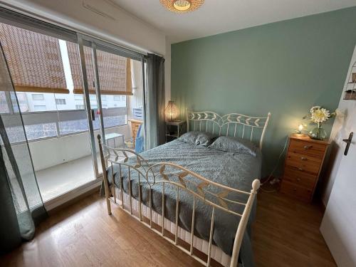 une chambre avec un lit et une fenêtre dans l'établissement Appartement 2 pièces, 5 couchages, parking privé, proche plage et commerces, Saint-Hilaire-de-Riez - FR-1-224C-287, à Saint-Hilaire-de-Riez