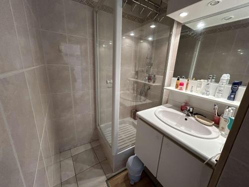 une salle de bain avec douche et lavabo dans l'établissement Appartement 2 pièces, 5 couchages, parking privé, proche plage et commerces, Saint-Hilaire-de-Riez - FR-1-224C-287, à Saint-Hilaire-de-Riez