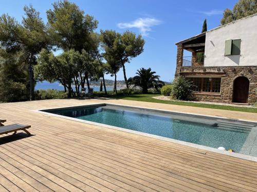 - une piscine sur une terrasse en bois à côté d'une maison dans l'établissement Villa à 600m de la plage avec piscine, clim et internet - FR-1-726-41, à Cavalaire-sur-Mer