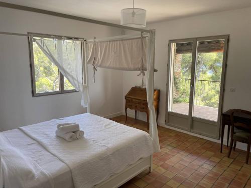 une chambre avec un lit blanc et une fenêtre dans l'établissement Villa à 600m de la plage avec piscine, clim et internet - FR-1-726-41, à Cavalaire-sur-Mer