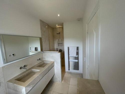 une salle de bain avec un lavabo et un grand miroir dans l'établissement Villa à 600m de la plage avec piscine, clim et internet - FR-1-726-41, à Cavalaire-sur-Mer