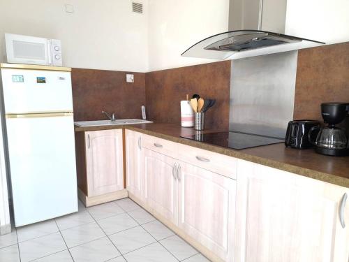 Photo de la galerie de l'établissement Appartement charmant près de la plage avec garage et terrasse - Idéal pour famille et amis - FR-1-392-233, à La Turballe