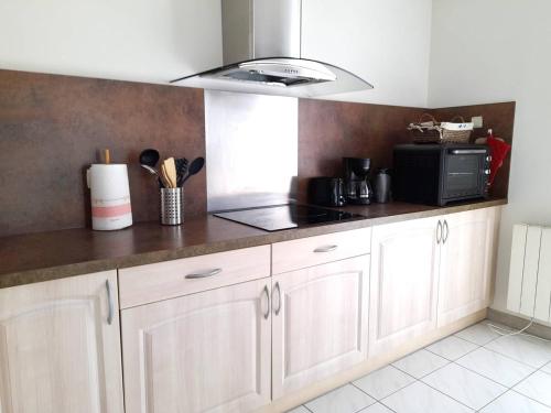 Photo de la galerie de l'établissement Appartement charmant près de la plage avec garage et terrasse - Idéal pour famille et amis - FR-1-392-233, à La Turballe