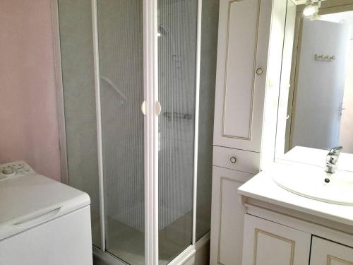 une salle de bain avec douche et lavabo dans l'établissement Appartement charmant près de la plage avec garage et terrasse - Idéal pour famille et amis - FR-1-392-233, à La Turballe