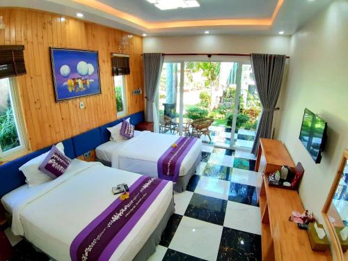 フーコックにあるSweethome Resort & Spa Phú Quốcのベッド2台とバルコニーが備わるホテルルームです。
