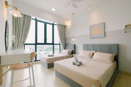 een slaapkamer met 2 bedden en een bureau bij Shamelin Star Spacious Home 8pax3BR InfinityPool 中文 in Kuala Lumpur
