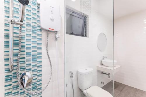 een witte badkamer met een toilet en een douche bij Shamelin Star Spacious Home 8pax3BR InfinityPool 中文 in Kuala Lumpur