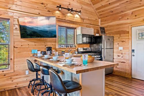 Dapur atau dapur kecil di FALL IS HERE! - 10 min to Parkway - Mt View- Hot Tub-Cozy Cabin