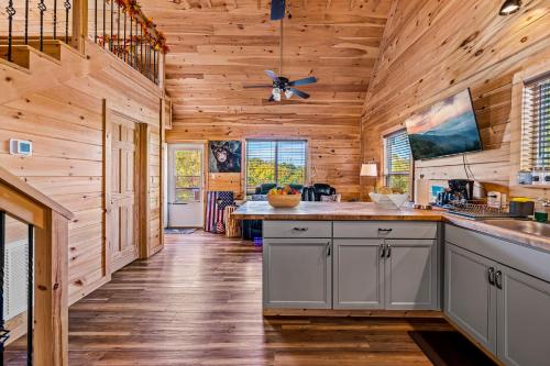 Dapur atau dapur kecil di FALL IS HERE! - 10 min to Parkway - Mt View- Hot Tub-Cozy Cabin