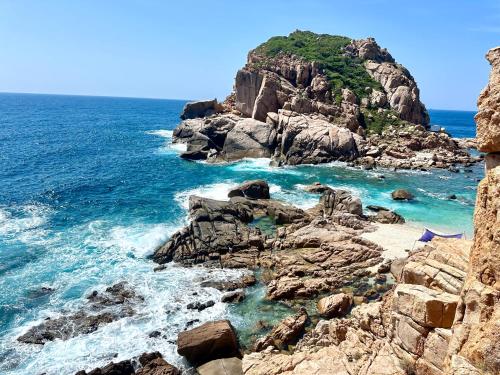 a view of a rocky coastline with the ocean at THUẬN VƯƠNG Homestay in Vĩnh Hy