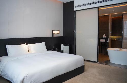 Postel nebo postele na pokoji v ubytování Jinan Ziyue Meixiu Hotel