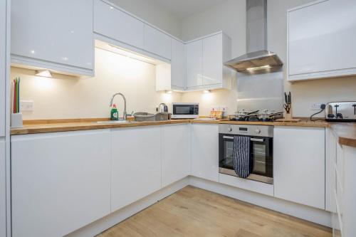 Кухня или мини-кухня в Luxury Apartments 2 Bedrooms Central Maidenhead
