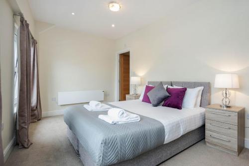 Кровать или кровати в номере Luxury Apartments 2 Bedrooms Central Maidenhead