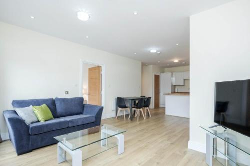Телевизор и/или развлекательный центр в Luxury Apartments 2 Bedrooms Central Maidenhead