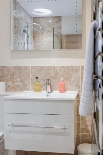 Ванная комната в Luxury Apartments 2 Bedrooms Central Maidenhead