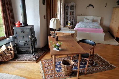 ein Wohnzimmer mit einem Tisch und einem Bett in der Unterkunft Auf einem großen Grundstück gelegenes Ferienhaus mit einer umwerfenden Panoramaaussicht 