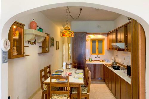 Kuchyň nebo kuchyňský kout v ubytování Seafront apartment in Gozo, Marsalforn - Happy Rentals