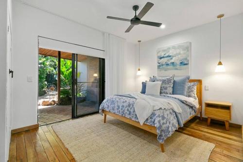 Ένα ή περισσότερα κρεβάτια σε δωμάτιο στο Pet Friendly Tropical Escape in Sunshine Beach