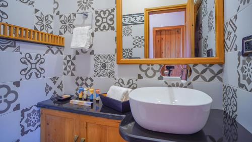 a bathroom with a large sink and a mirror at Hill Farm Stay in Pālampur