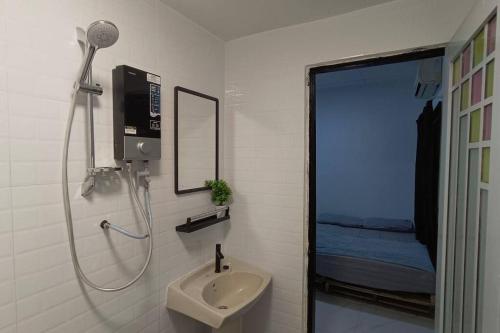 uma casa de banho com um chuveiro e um lavatório. em 14pax 3br Walk to Sunway Pyramid Lagoon em Petaling Jaya