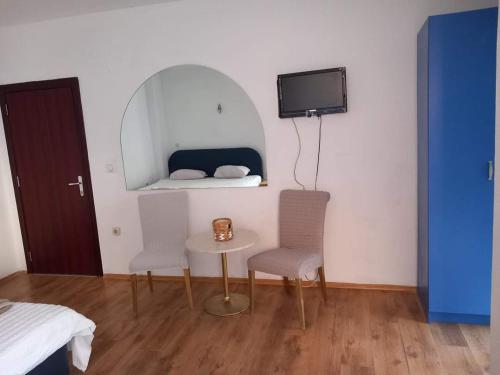 Pokój ze stołem, 2 krzesłami i łóżkiem w obiekcie Apartments Struska carsija w mieście Struga