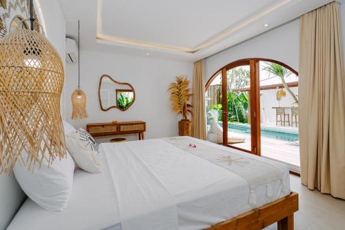 1 dormitorio con 1 cama grande y piscina en Villa Emilia, en Tanah Lot