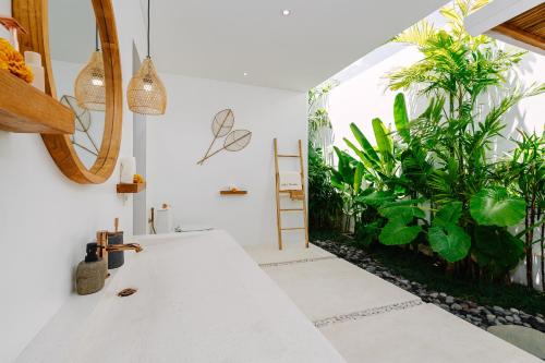 baño con lavabo y plantas en Villa Emilia, en Tanah Lot