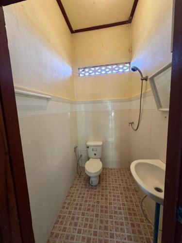 a bathroom with a toilet and a sink at Happy bangalow Don det in Muang Không