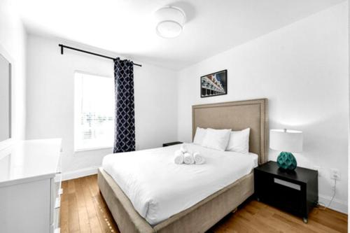 um quarto com uma cama com dois bichos de peluche em Hispaniola Apartments Part of the Oasis Casita Collection em Miami Beach