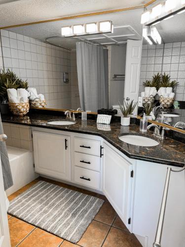 a bathroom with two sinks and a large mirror at Perfect Family Escape - 3 Bed Condo with Pools in St. George