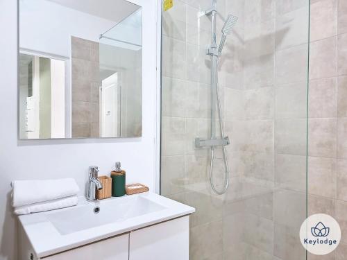 a bathroom with a shower and a white sink at Ti Studio Créole 2 - proche du centre ville - 21m² - Saint-Denis in Saint-Denis