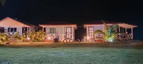 una casa por la noche con luces delante de ella en Tumombuvoi homestay, en Tiga Papan
