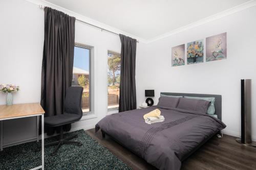 a bedroom with a bed and a desk and a chair at Mt Baker Home:10km to Hahndorf in Mount Barker