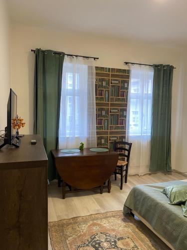 un soggiorno con scrivania e tavolo in una camera di Nette Wohnung in der Altstadt a Cheb