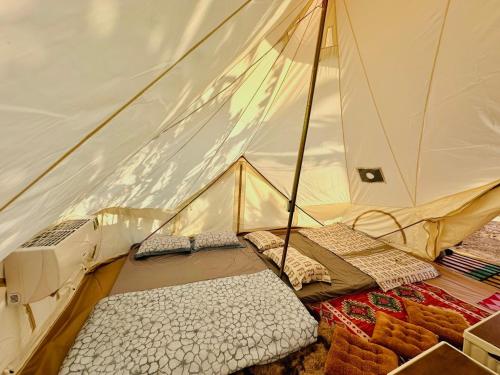 潘切的住宿－TP-HOMES PHAN THIẾT，帐篷里设有一张床