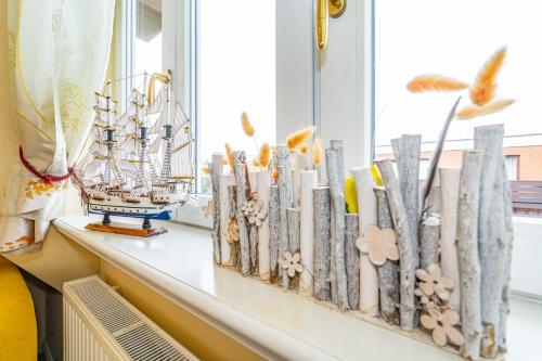 a window sill with a shelf with a wooden boat on it at WILDENTE-App-7 in Wenningstedt