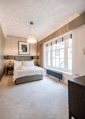 a bedroom with a large bed and a large window at Aircon 2 Bedr, 3 Beds, 2 Bath Covent Garden, Subway in London