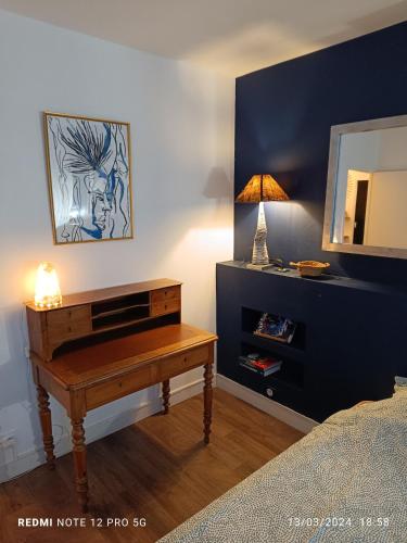 - une chambre avec une table en bois et un miroir dans l'établissement Magnifique appartement quartier la Roseraie, à Toulouse
