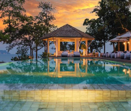 Cape Kudu Hotel, Koh Yao Noi في كو ياو نوي: مسبح في منتجع مع شرفة