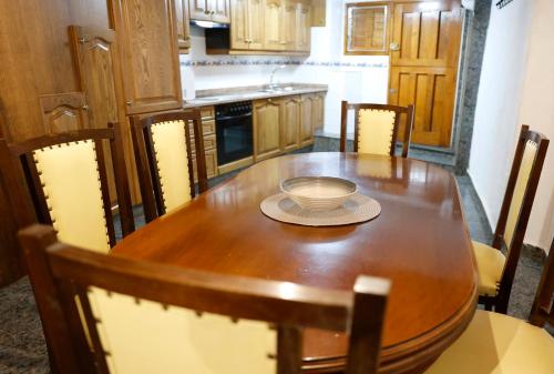 uma cozinha com uma mesa de madeira com uma tigela em A CASA DO POZO em Folgoso