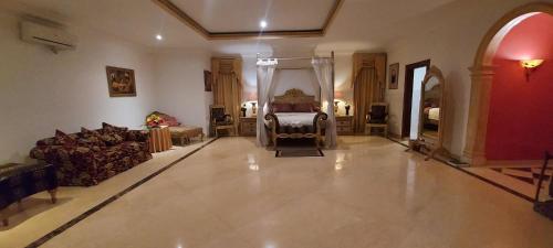 Bali Corner Residence Denpasar في دينباسار: غرفة معيشة كبيرة مع سرير وأريكة
