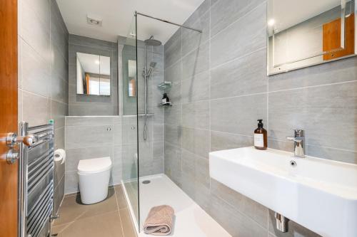 La salle de bains est pourvue d'un lavabo, de toilettes et d'une douche. dans l'établissement Location Trafalgar Square 1 Bedr, 3 Beds, sleeps 6, à Londres