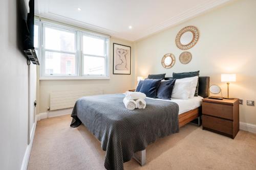 a bedroom with a bed with two stuffed animals on it at Location Trafalgar Square 1 Bedr, 3 Beds, sleeps 6 in London