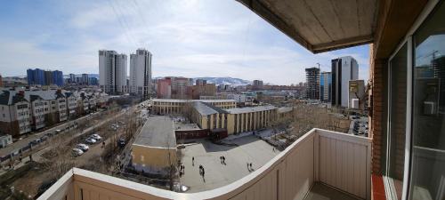 einen Balkon mit Stadtblick in der Unterkunft Monhouse in Ulaanbaatar