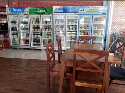 Lamoon 90s في هات ياي: طاولة وكراسي أمام مبرد للمشروبات