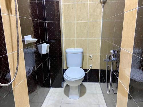 een badkamer met een toilet en een douche bij Royals Star Hotel in Seremban