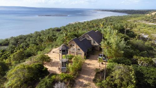 eine Luftansicht eines Hauses auf einem Hügel neben dem Wasser in der Unterkunft Inhambane Bay View Home in Inhambane