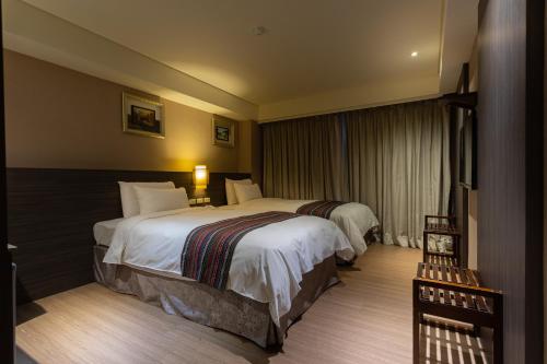 Postel nebo postele na pokoji v ubytování Royal Guest Hotel